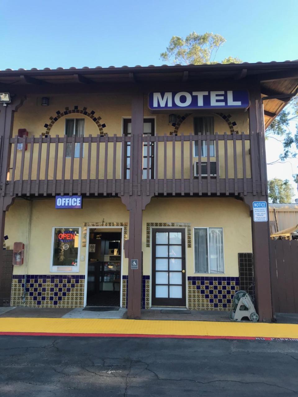 Hacienda Motel Escondido Eksteriør billede